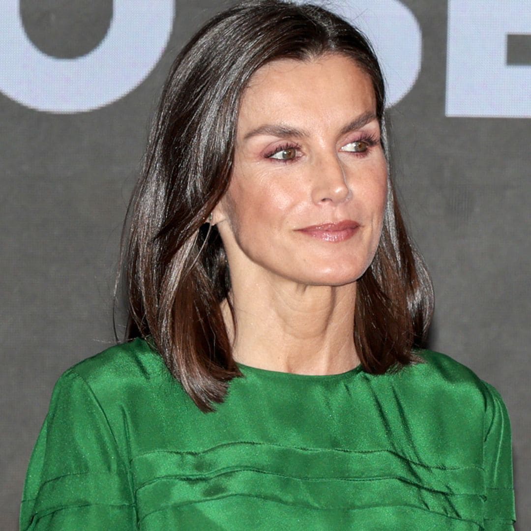 La reina Letizia estrena la primavera con su blusa verde de 2018 a la que acompaña el misterio