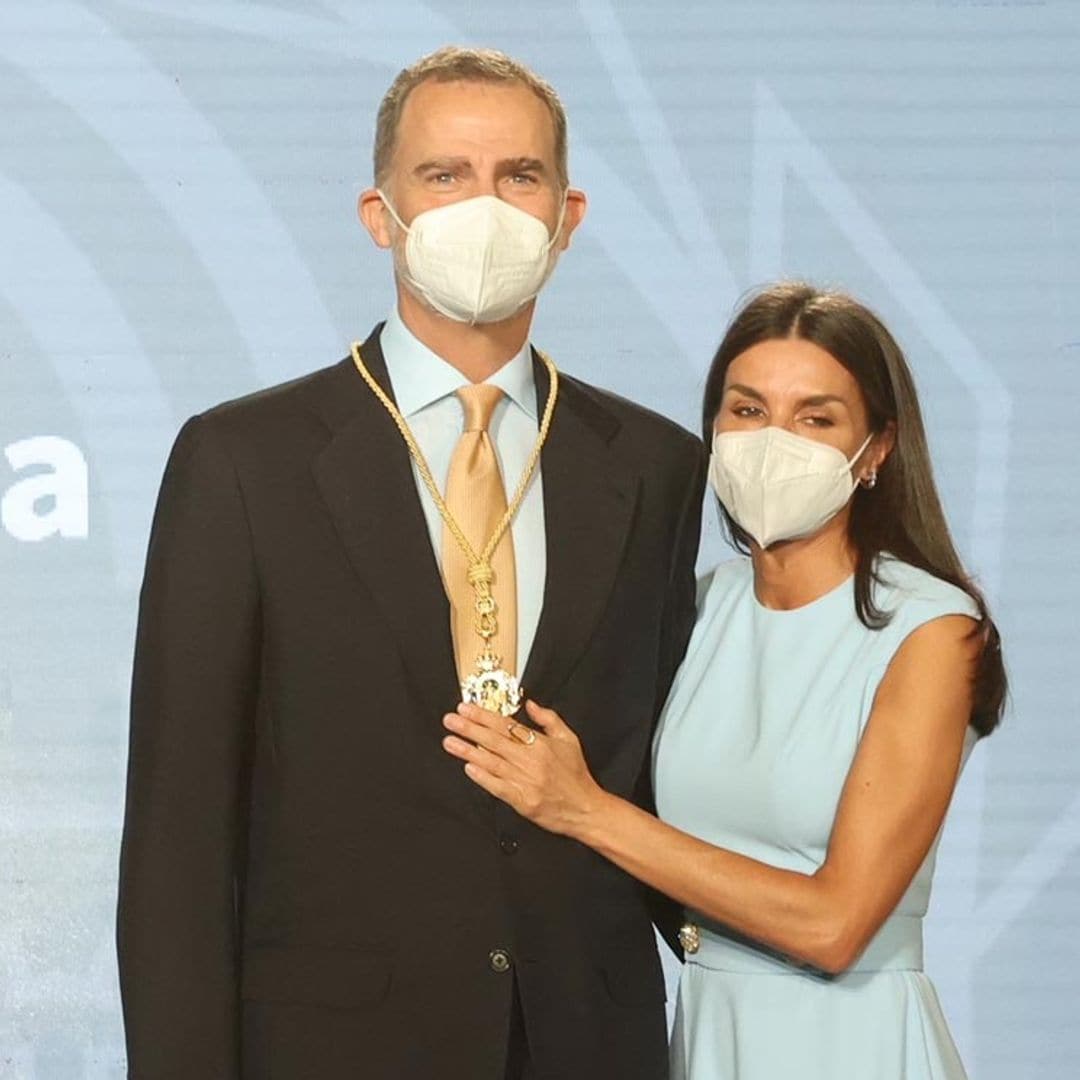 El guiño a sus hijas, el orgullo de doña Letizia... don Felipe recibe la Medalla de Honor de Andalucía