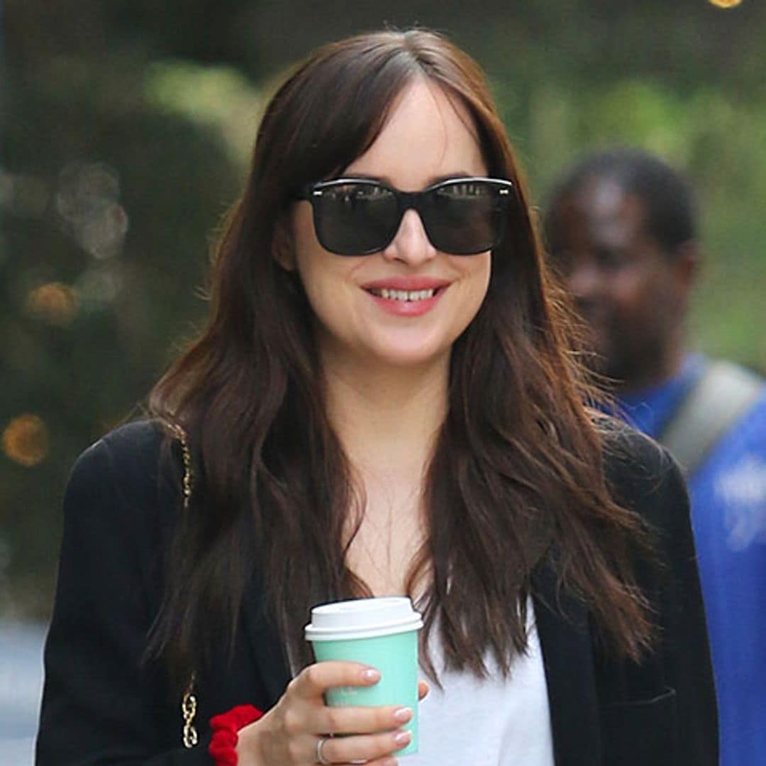 Dakota Johnson o cómo transformar un 'look' básico en todo un éxito con solo un complemento