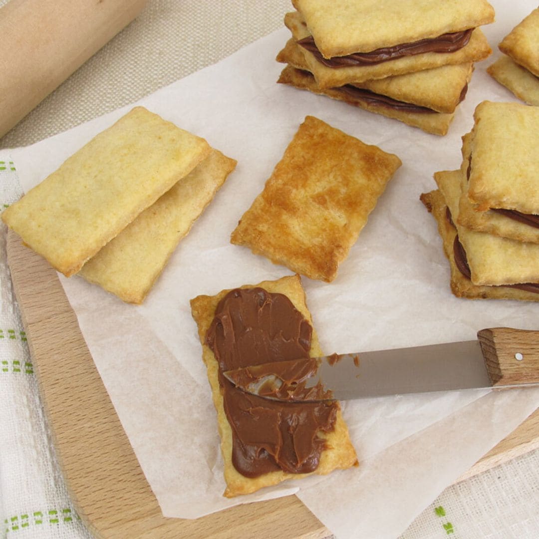 Galletas de vainilla con crema de cacao y avellanas