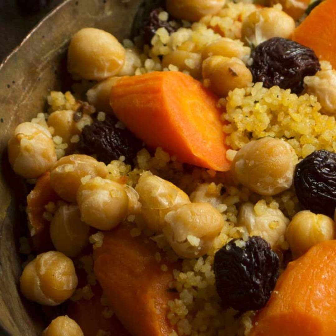 Cuscús al curry con garbanzos, zanahoria y uvas pasas