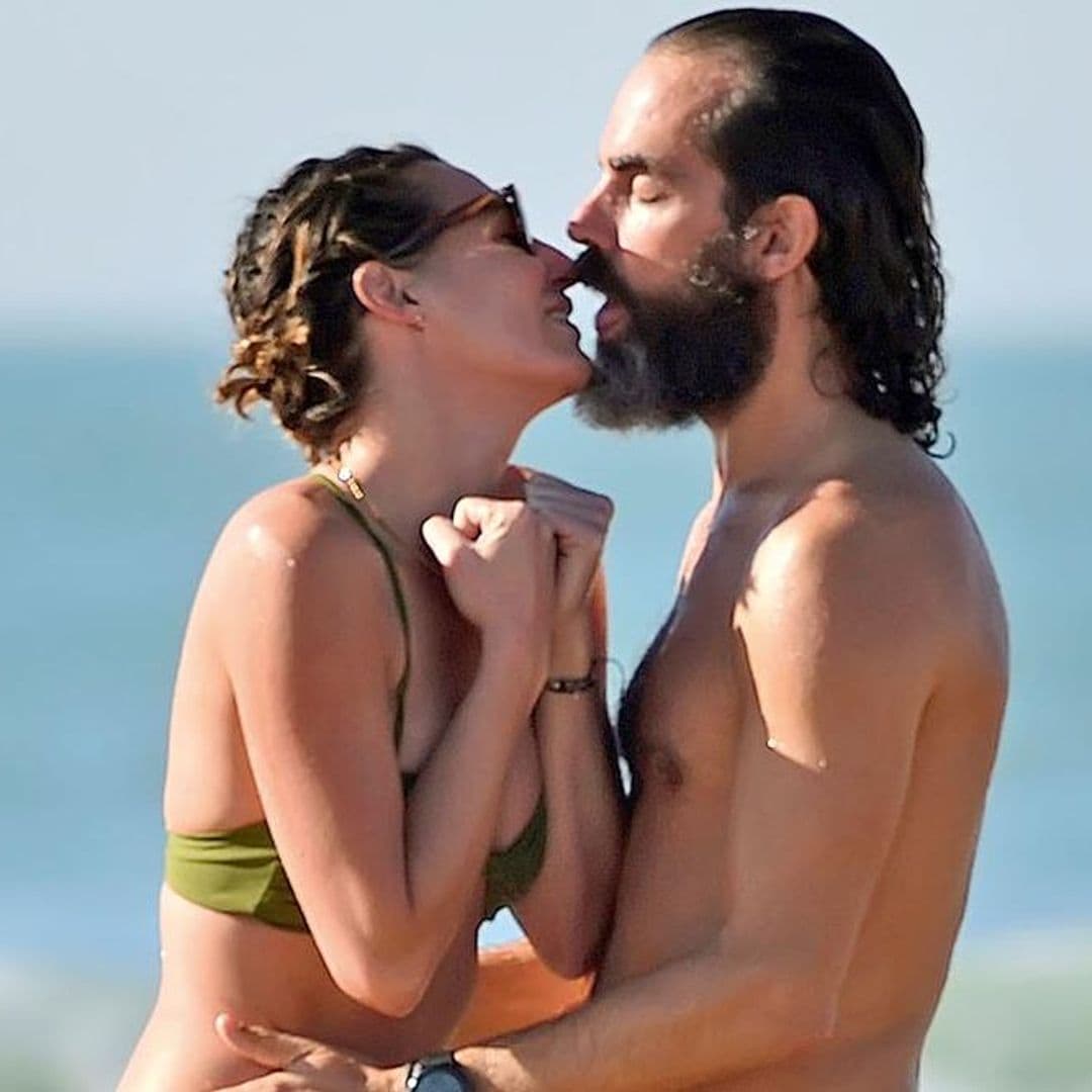 Eugenia Osborne y Miguel Barreiro reciben el año en las playas de Cádiz