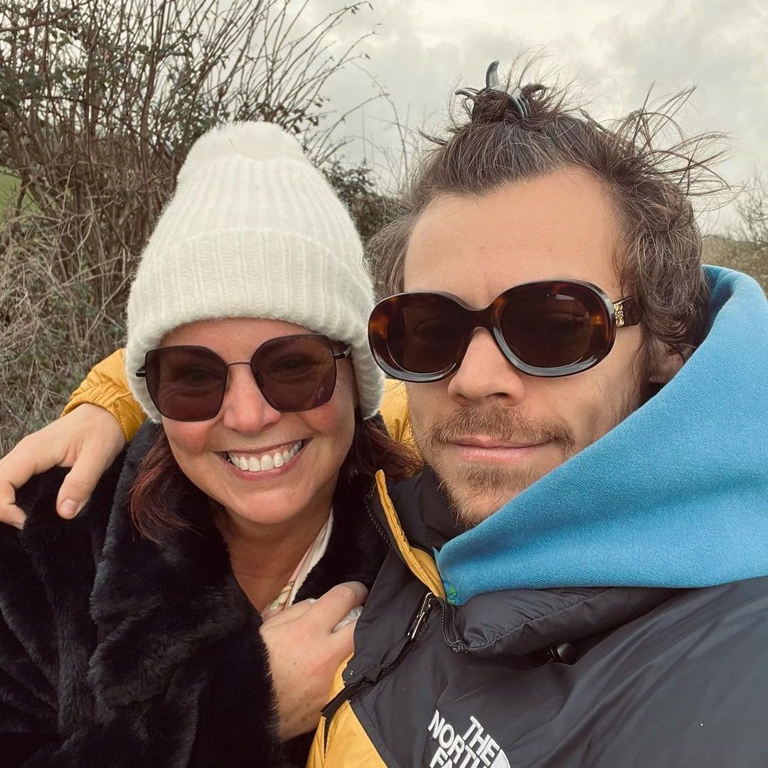 La madre de Harry Styles rinde tributo al excompañero de su hijo en 'One Direction'