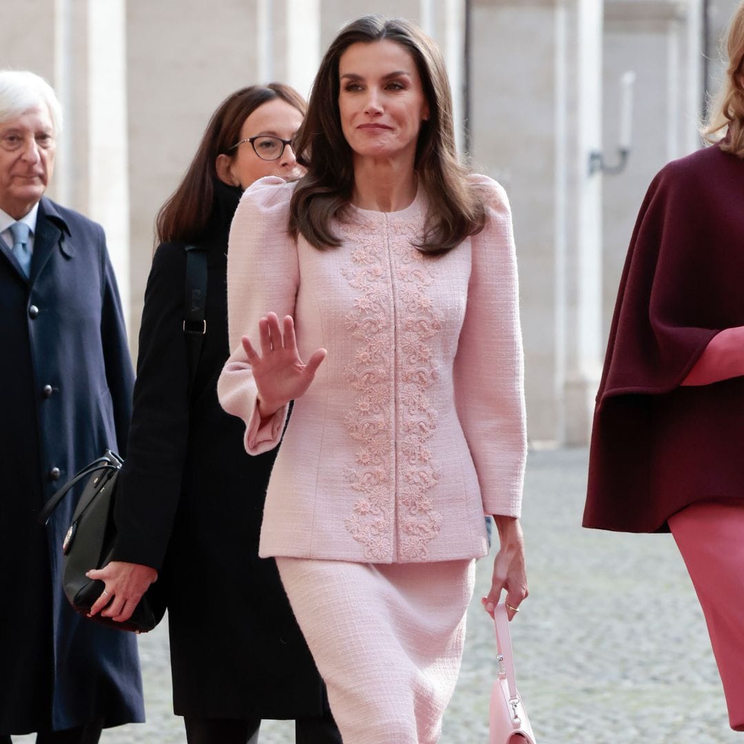 Doña Letizia versiona un look de tweed rosa estilo años 80 que vimos primero en la pasarela