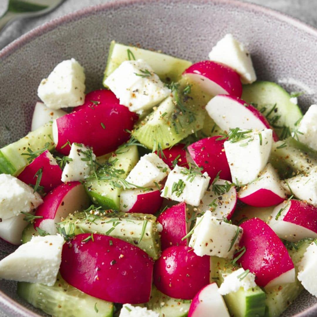 Ensalada de pepino, rabanitos y kiwi con queso feta