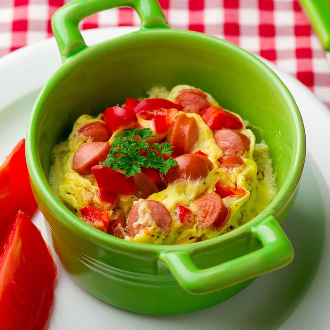 Tortilla de tomates cherry, queso y salchichas en microondas