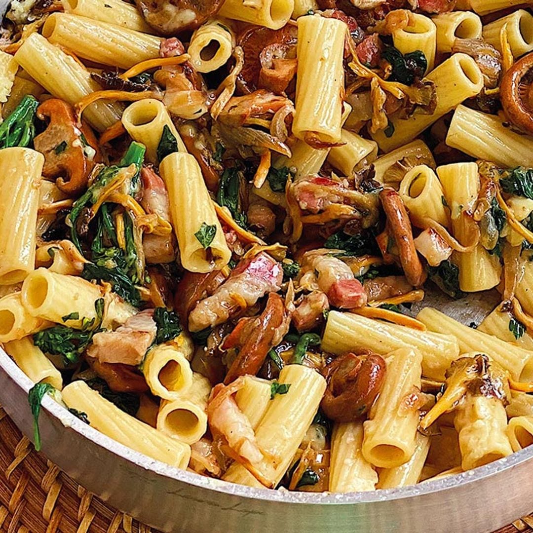 'Rigatoni' con panceta, setas y espinacas