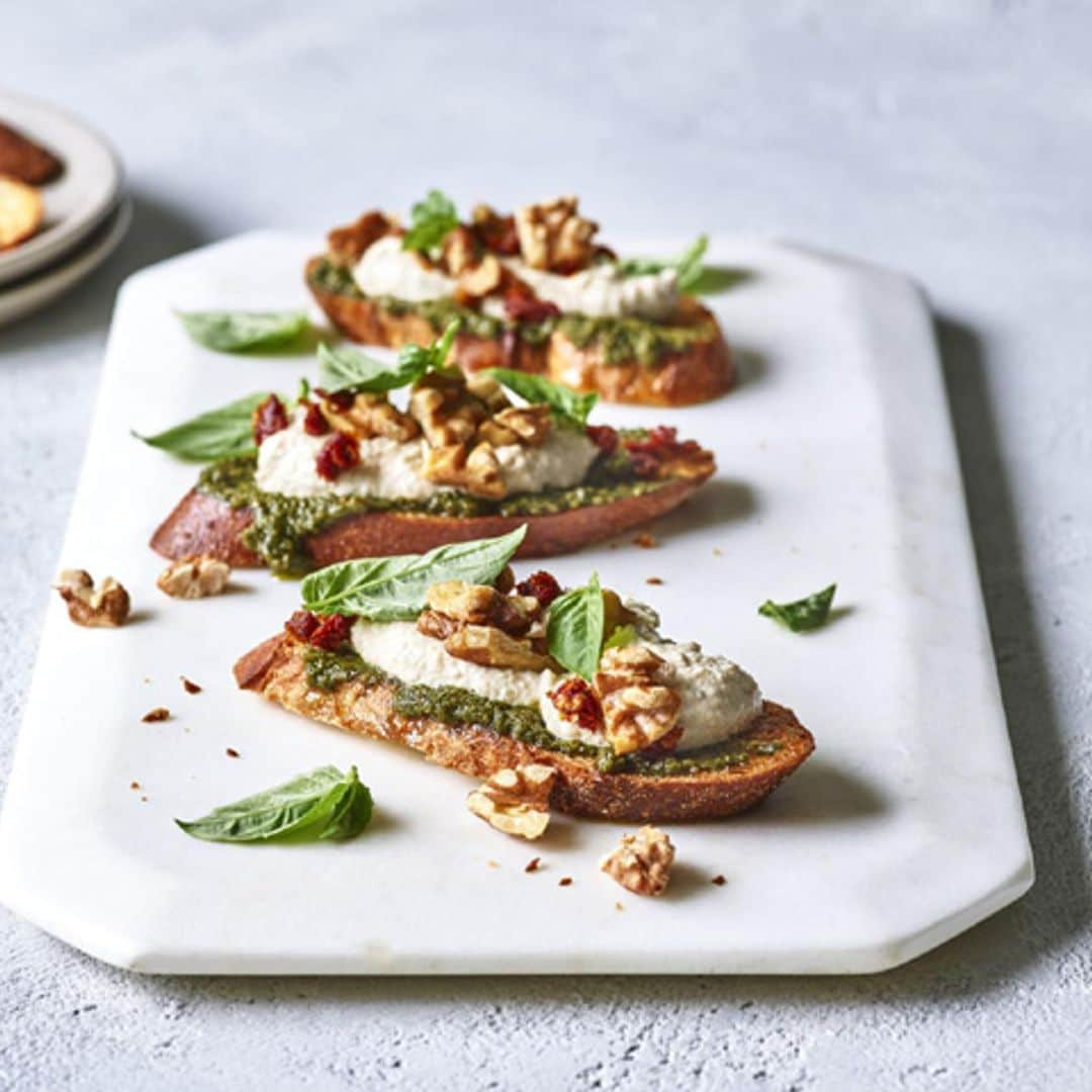 'Crostini' de crema de nueces y parmesano