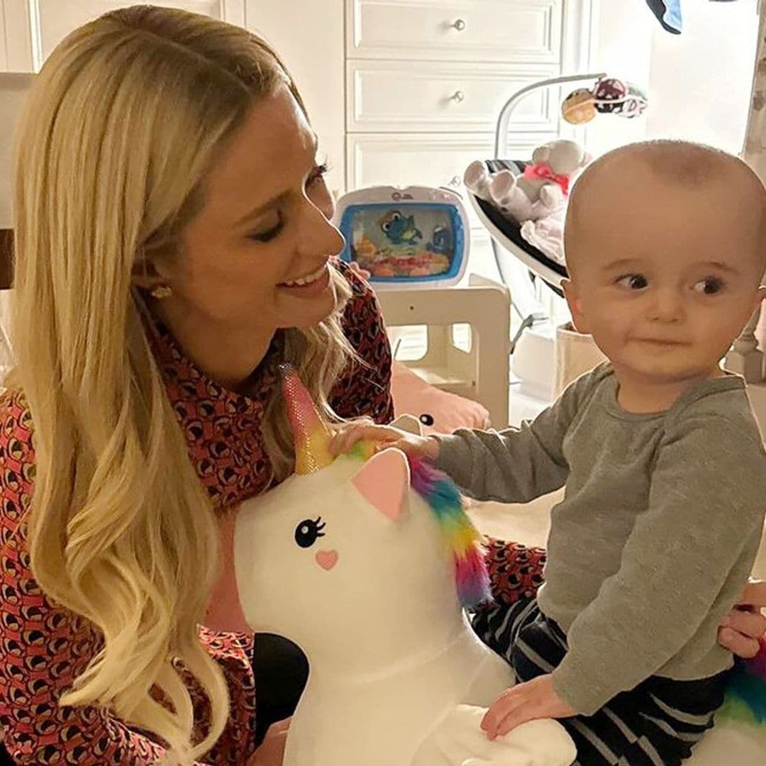 Paris Hilton abre su álbum de fotos más personal por el primer cumpleaños de su hijo Phoenix