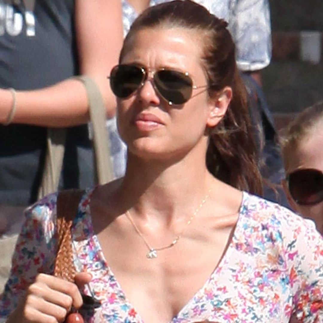 ¡Sofía Palazuelo no es la única! Carlota Casiraghi también tiene el collar de longanizas para su mascota