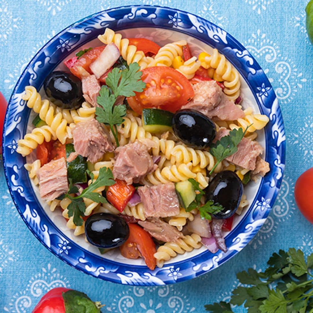 Ensalada de tornillos, atún y vegetales