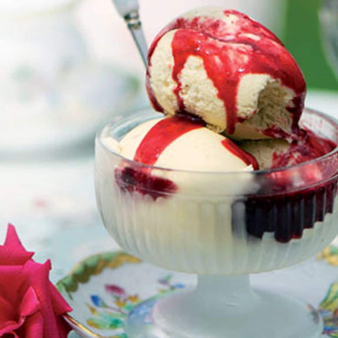 Helado de vainilla con salsa de frutos del bosque