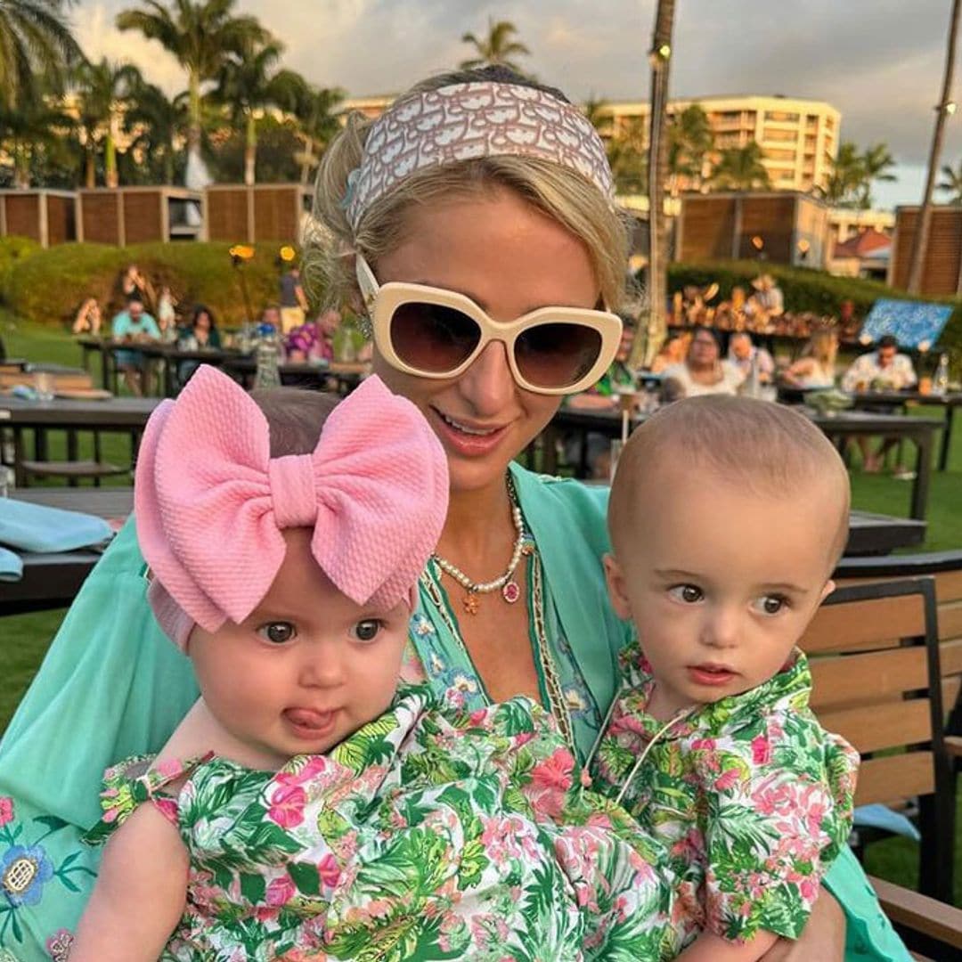 A bordo de un jet privado, Paris Hilton luce pijamas a juego con sus hijos