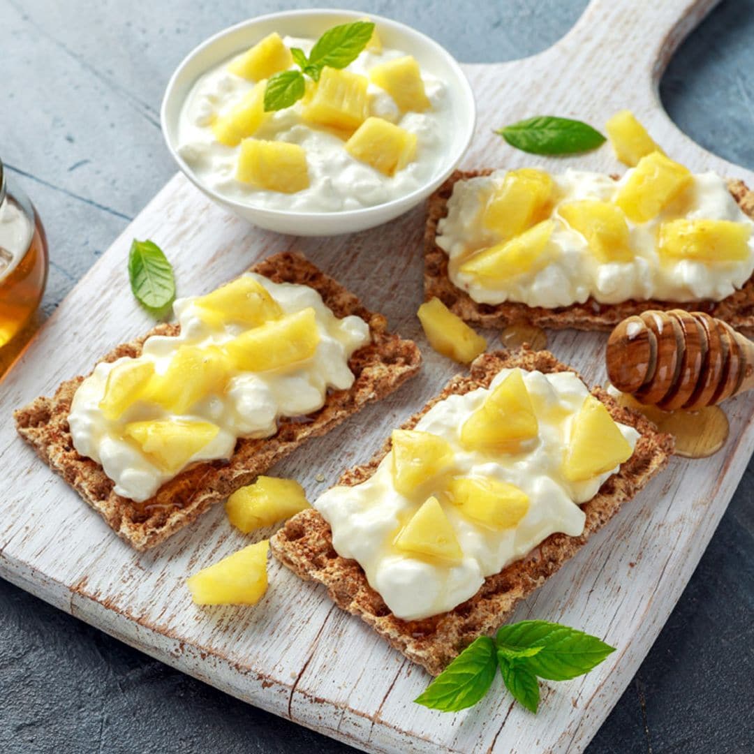 Biscotes con queso 'Cottage' con miel y piña