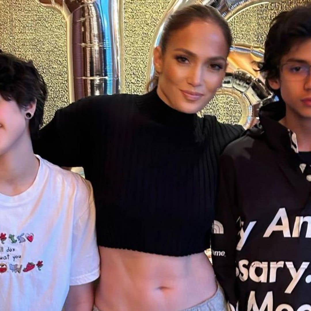 Con un viaje a Japón, JLo celebra el cumpleaños 16 de sus mellizos Emme y Max