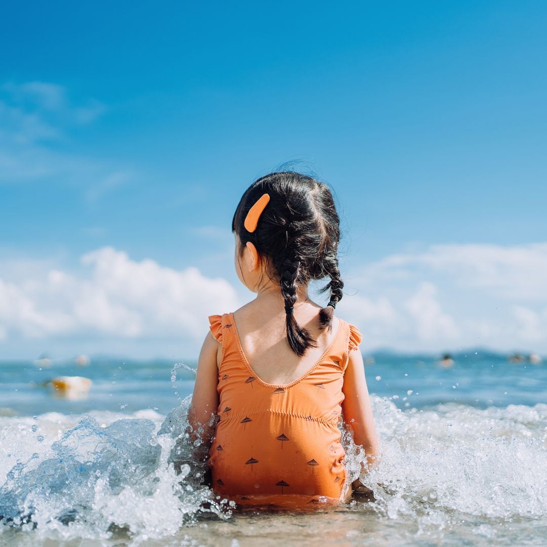 ¿Sabes que existe la ropa con protección solar y es la que debes utilizar con los niños en la playa?