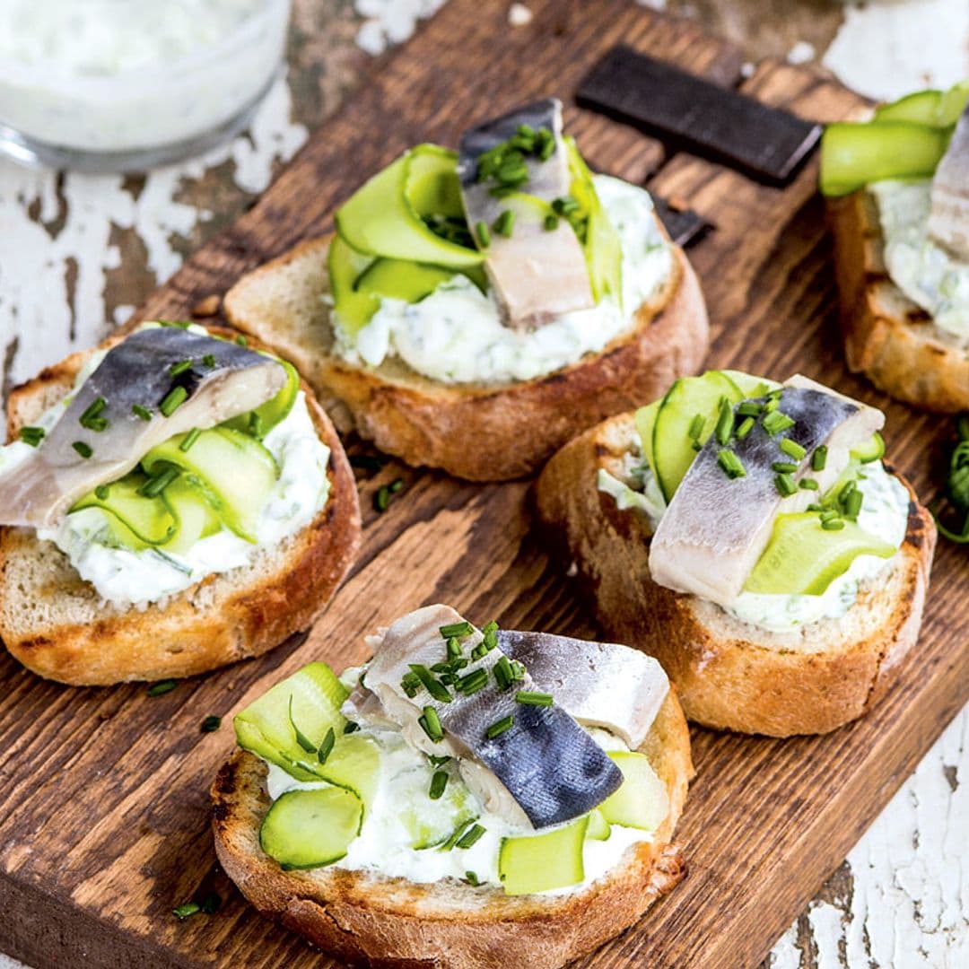 Tostas de caballa en escabeche con salsa de yogur