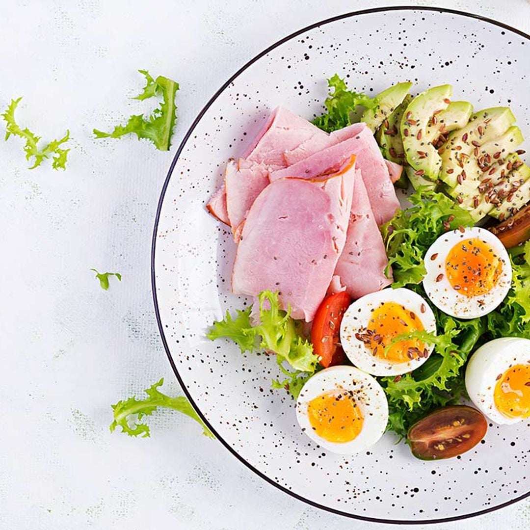 Desayuno saludable con escarola, huevo, jamón y aguacate