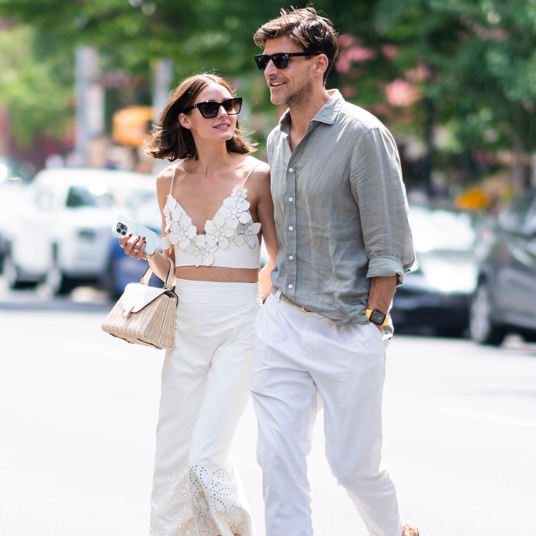 Olivia Palermo y el look blanco de ‘crop top’ floral y falda midi perfecto para paseos de verano
