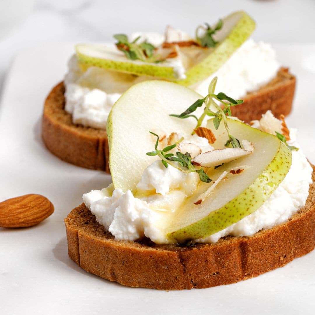 Tostas de queso crema con peras y almendras