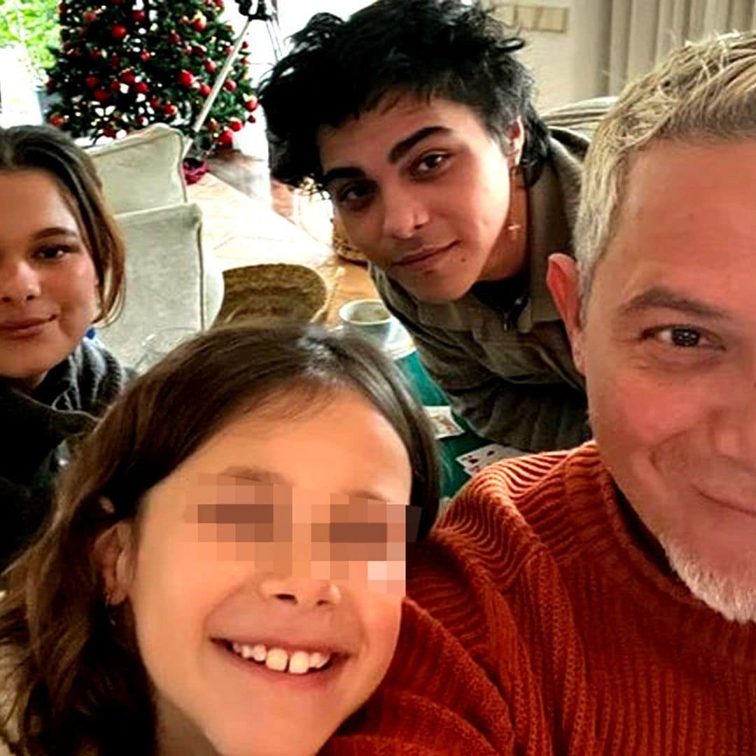 La divertida escapada de Alejandro Sanz con sus hijos a una casa rural en plena naturaleza ¡y un invitado 'fantástico'!