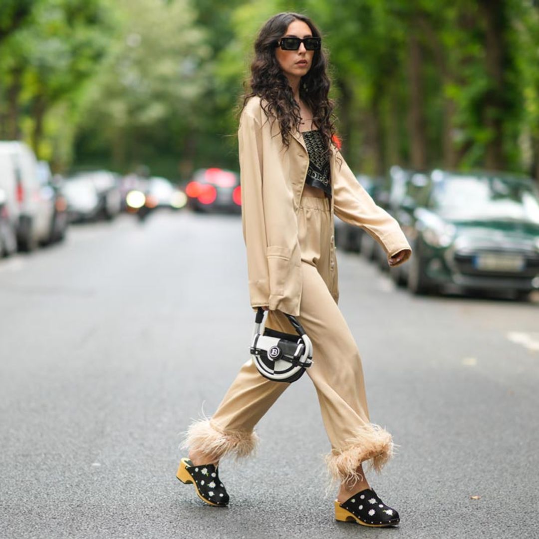 Zuecos de madera y sandalias cómodas: las tendencias que mejor quedan con vestido y pantalón