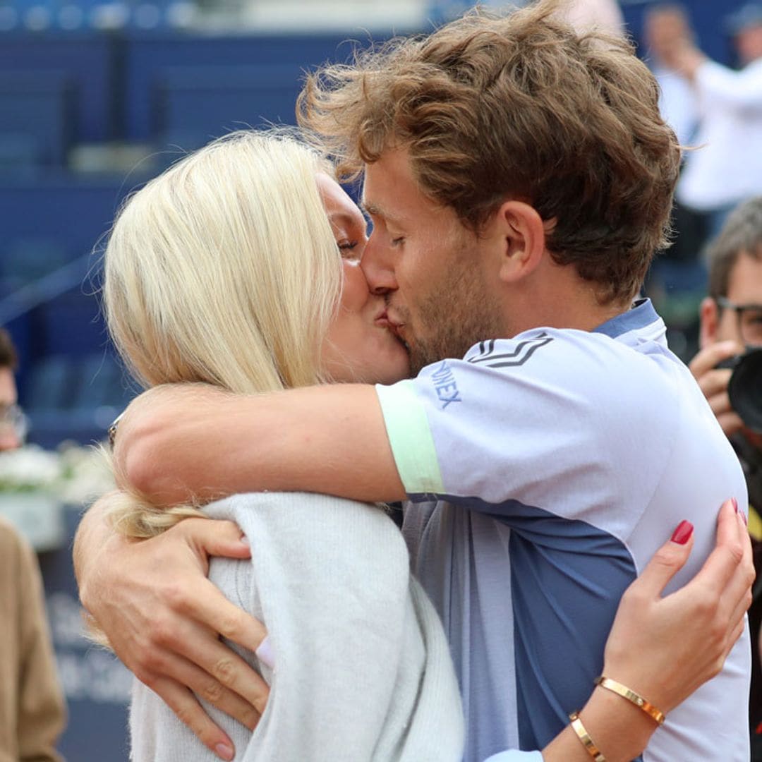 El apasionado beso del tenista Casper Ruud a su mujer para celebrar la victoria en el Torneo Conde de Godó