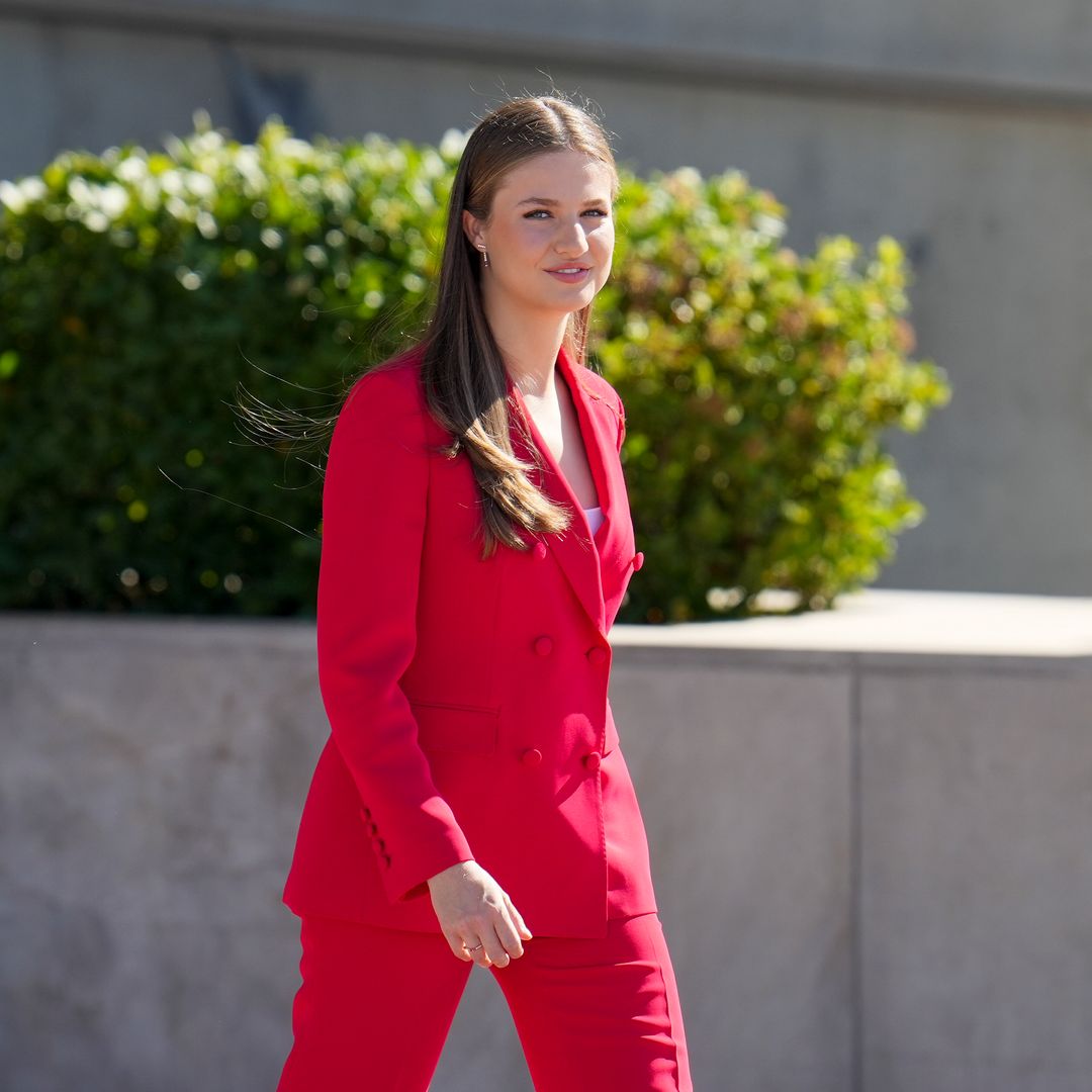 La princesa de Asturias viaja a Lisboa con un look de traje rojo que recuerda a la reina Letizia