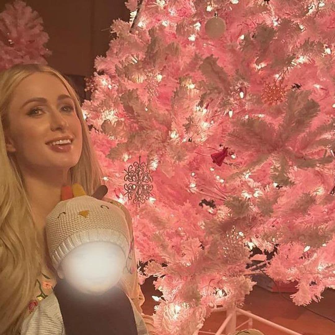 Paris Hilton y su árbol de Navidad rosa que nos inspira
