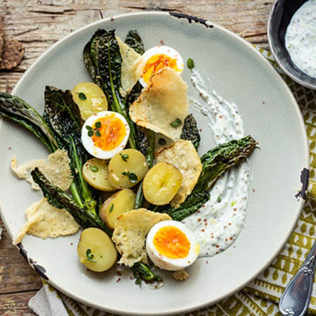 Ensalada de patatas nuevas, huevos duros y 'Parmigiano Reggiano' a la parrilla