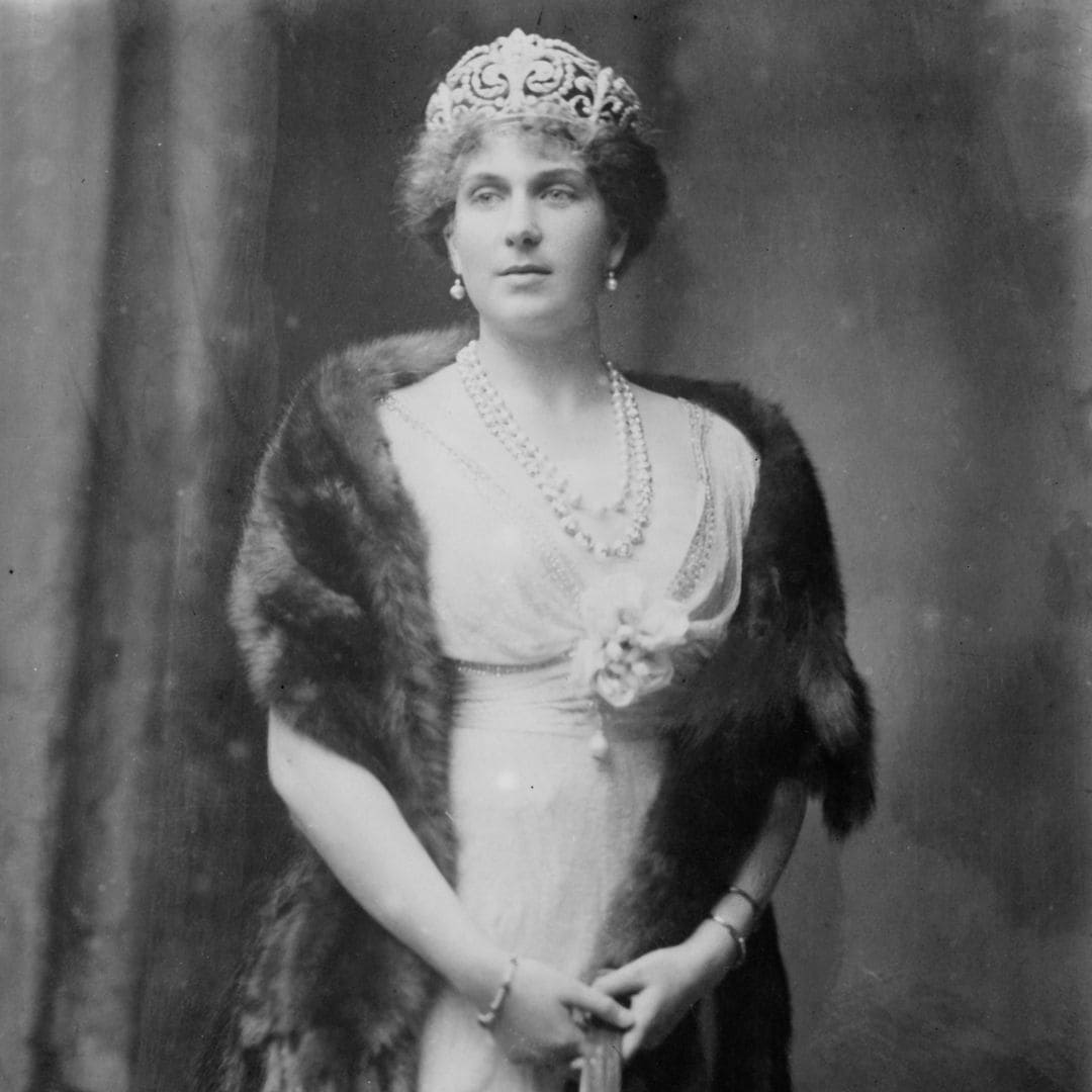 Victoria Eugenia recibió el collar de chatones como regalo de bodas por parte de su marido, Alfonso XIII. Este le fue regalando más diamantes hizo que la pieza fuera tan larga que terminó formándose dos collares diferentes los cuales dejó en herencia.