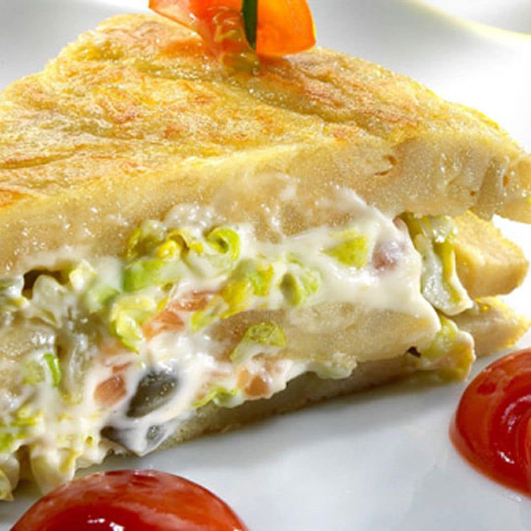 Pincho de tortilla española rellena con ensalada de salmón ahumado