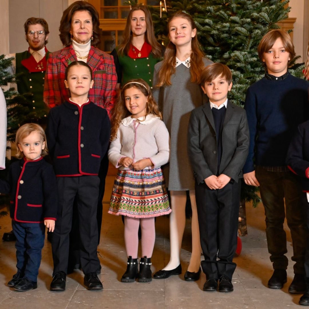 Los ocho nietos de los Reyes de Suecia adornan con su abuela los árboles de Palacio