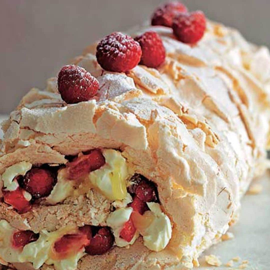 Brazo de merengue relleno de fresas y frambuesas