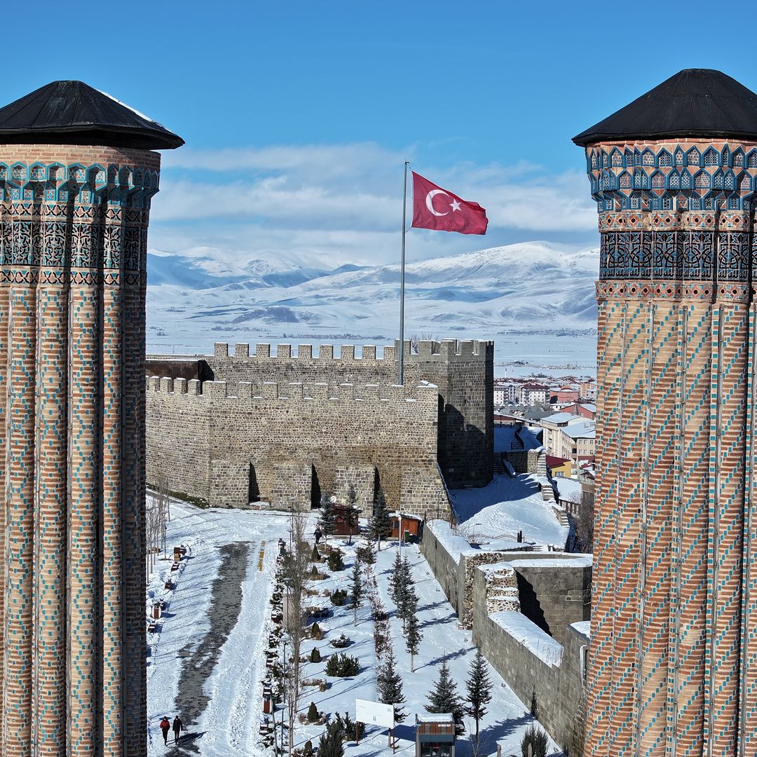 Castillo de Erzurum y la madrasa de los Minaretes Gemelos, Turquía