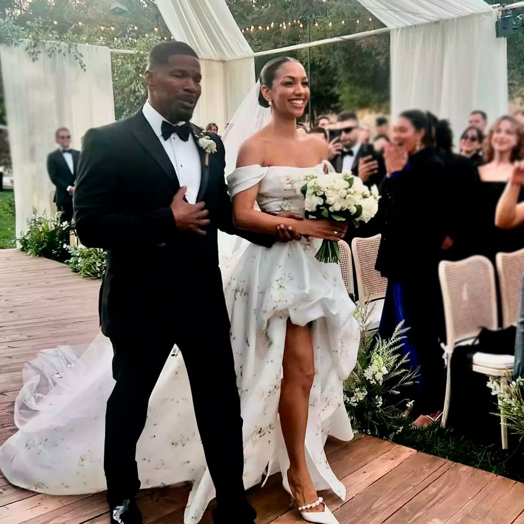 Jamie Foxx acompaña a su hija Corinne al altar el día de su boda