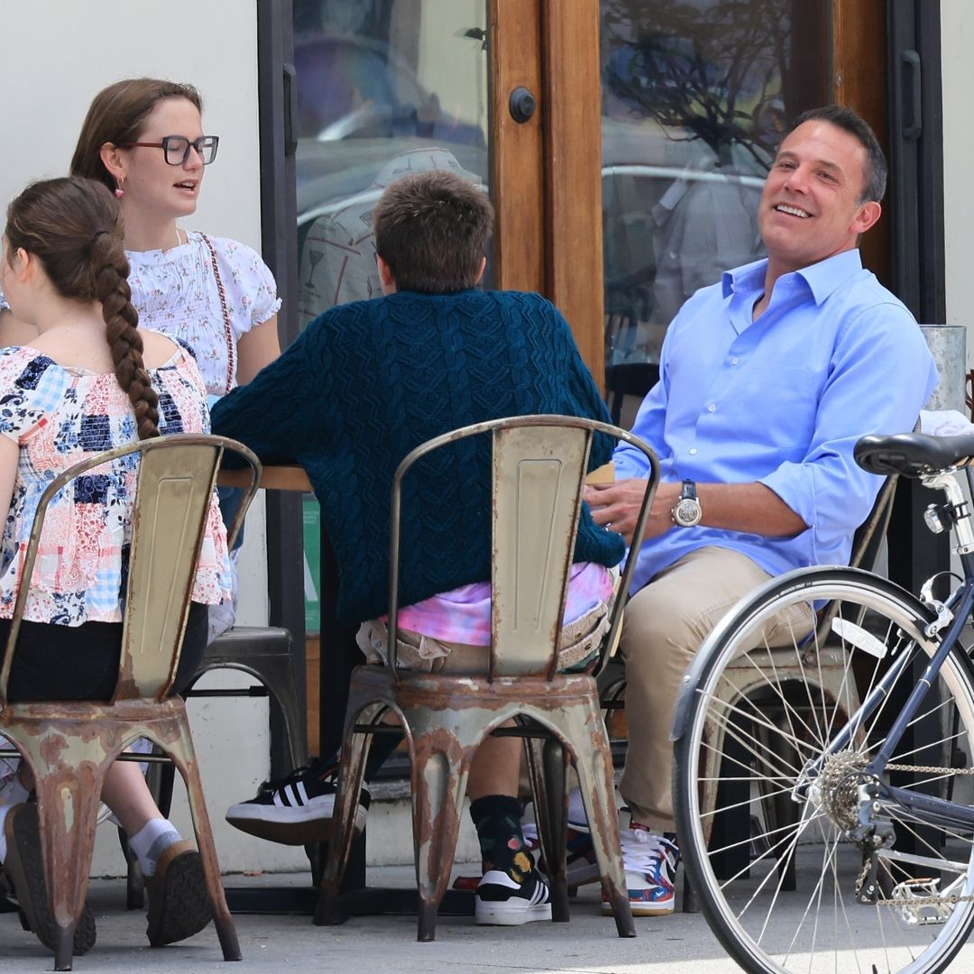 Ben Affleck con sus hijos en un restaurante de Santa Monica en julio de 2023