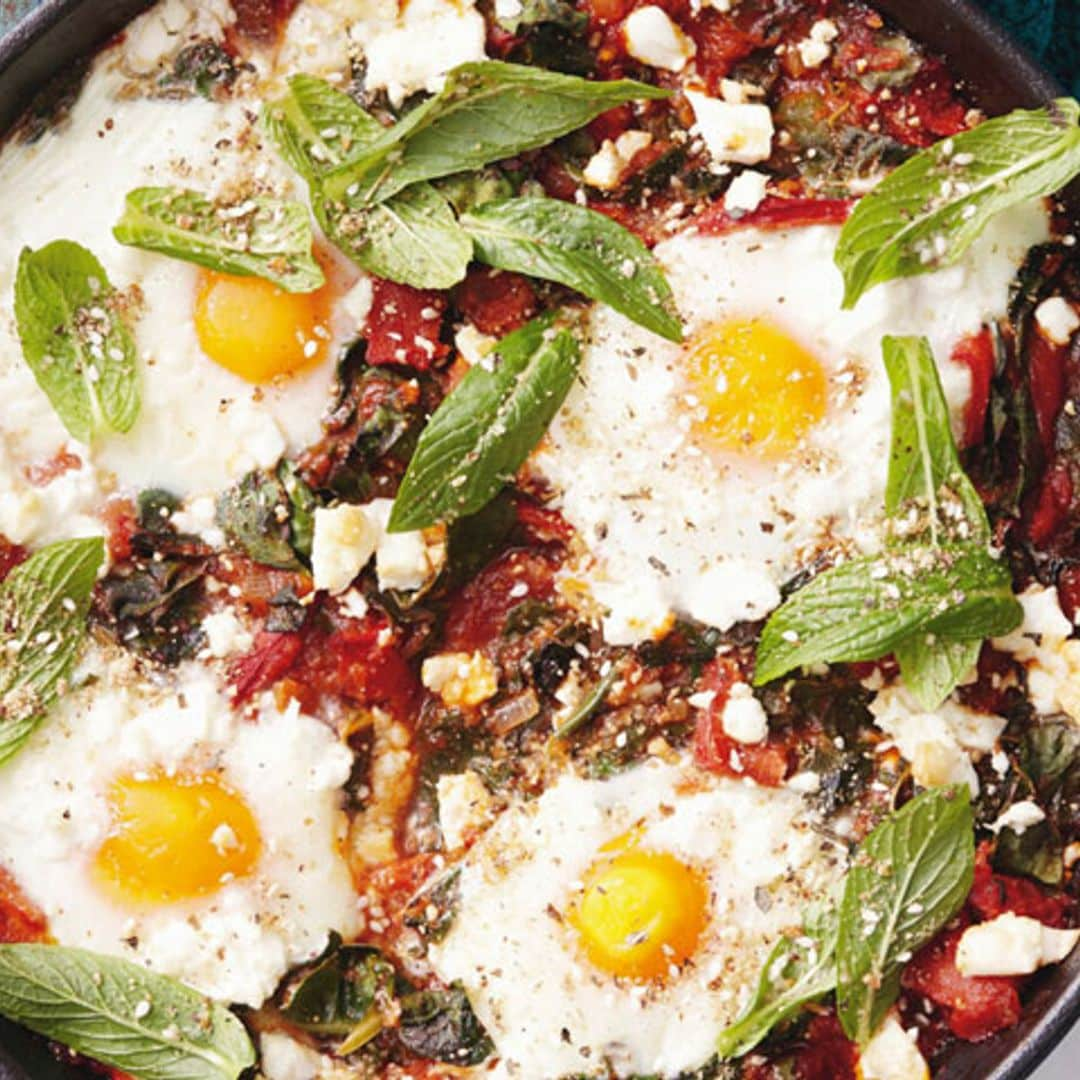 Huevos con acelgas, tomate y 'dukkah'