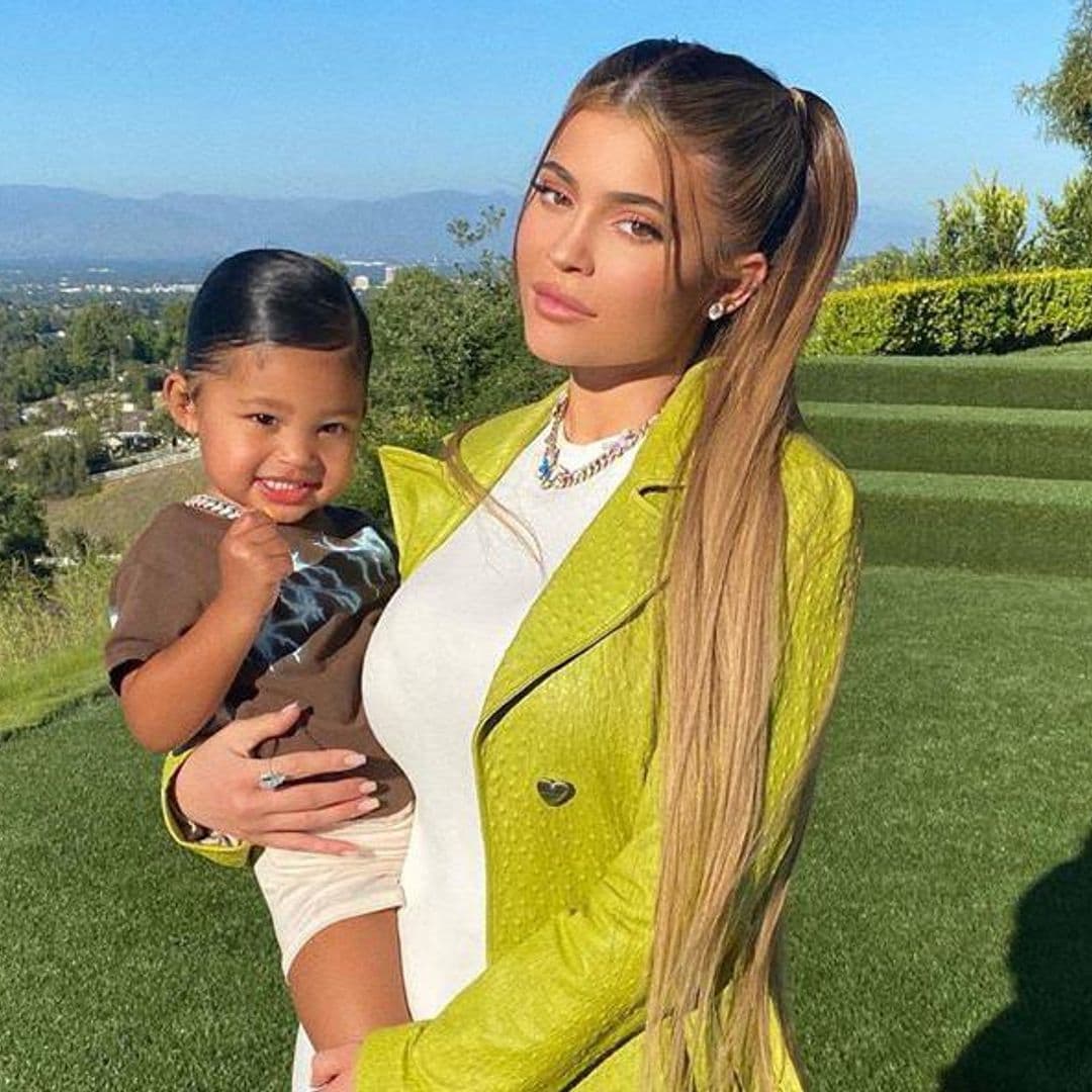 El bolso de $12 mil dólares que la hija de Kylie Jenner lució en su primer día de clases