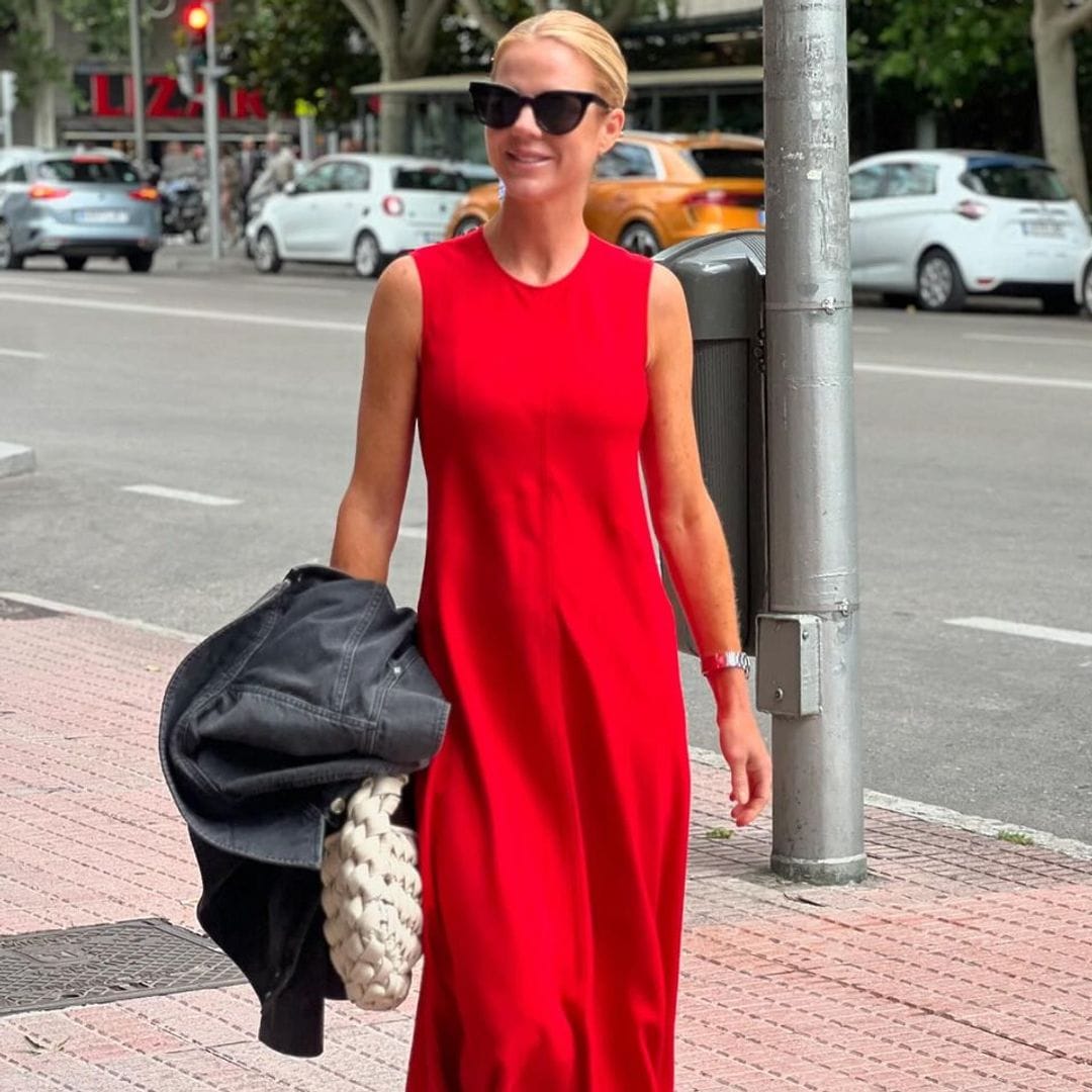 Cómo vestir de rojo en verano con prendas asequibles y españolas, según Amelia Bono