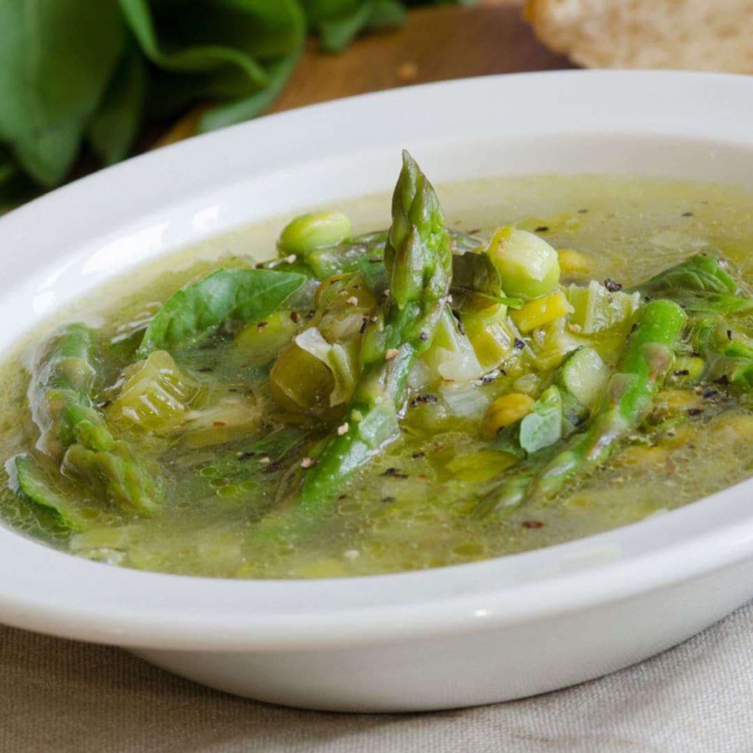 Sopa minestrone de espárragos, calabacín y habitas