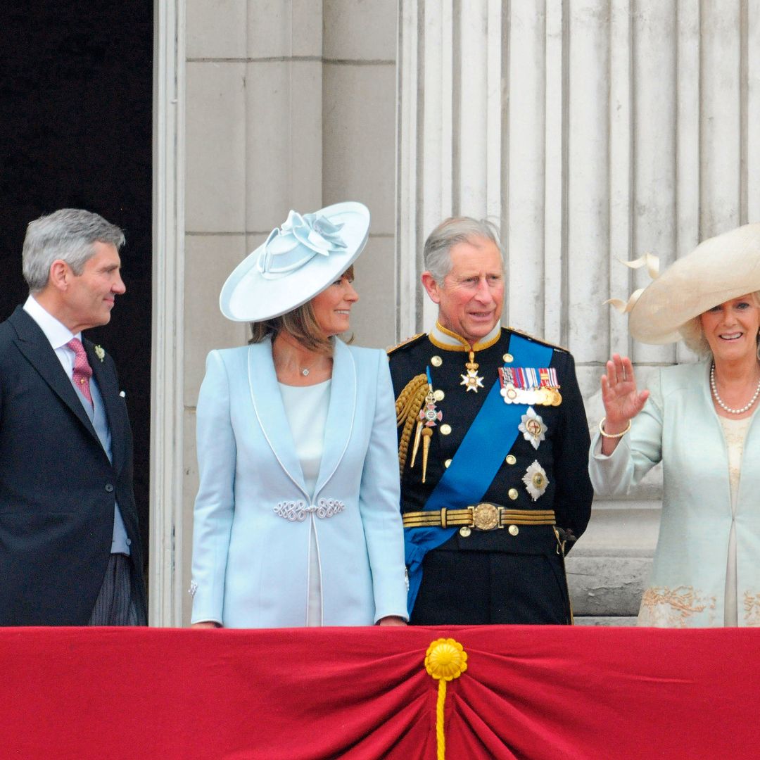 Carole en el balcón del Palacio de Buckingham con los Reyes Carlos y Camila, tras la boda de Guillermo y Kate