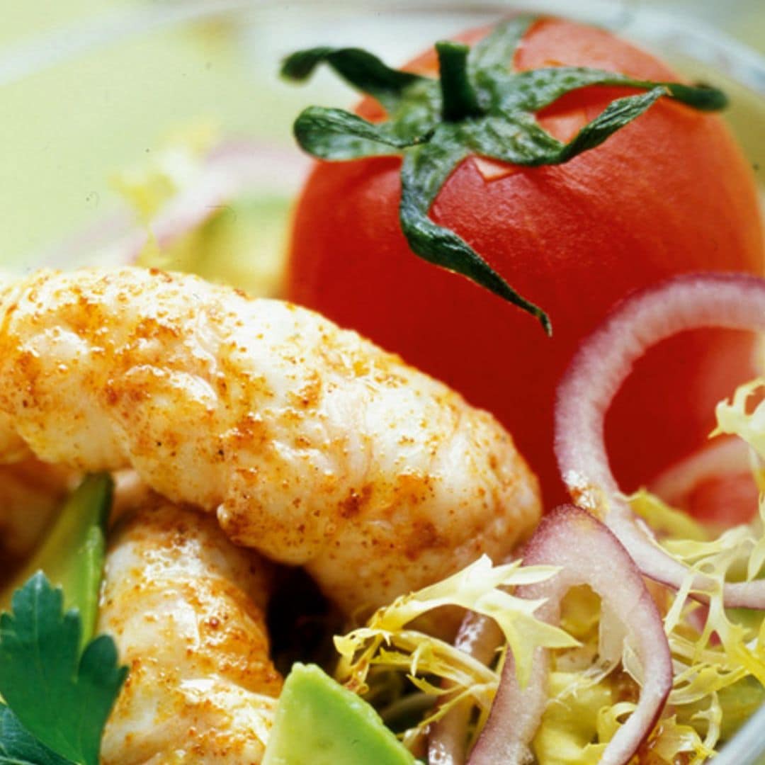 Ensalada de cigalas y aguacate con tomate