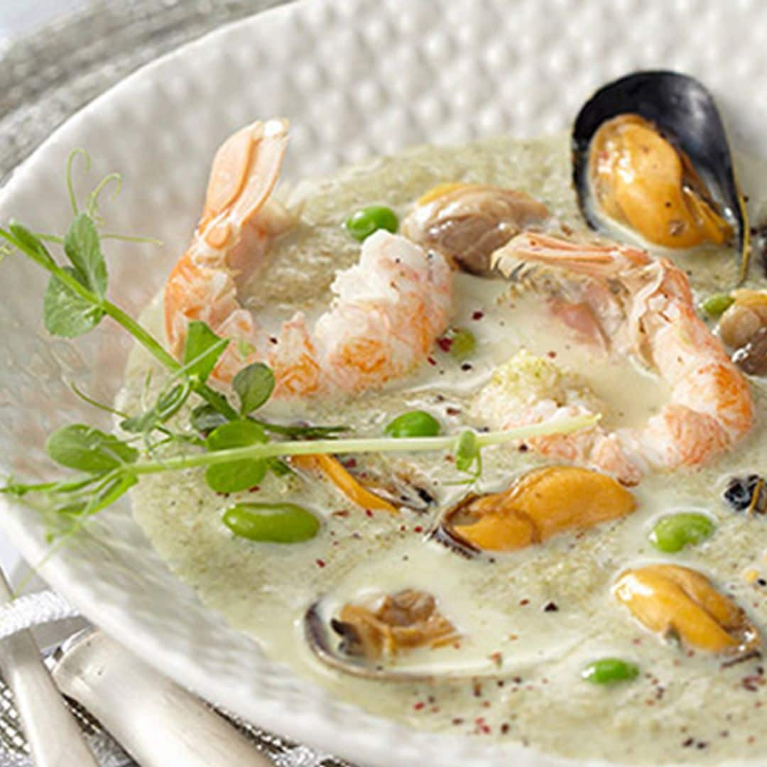 Sopa de mejillones y langostinos con guisantes