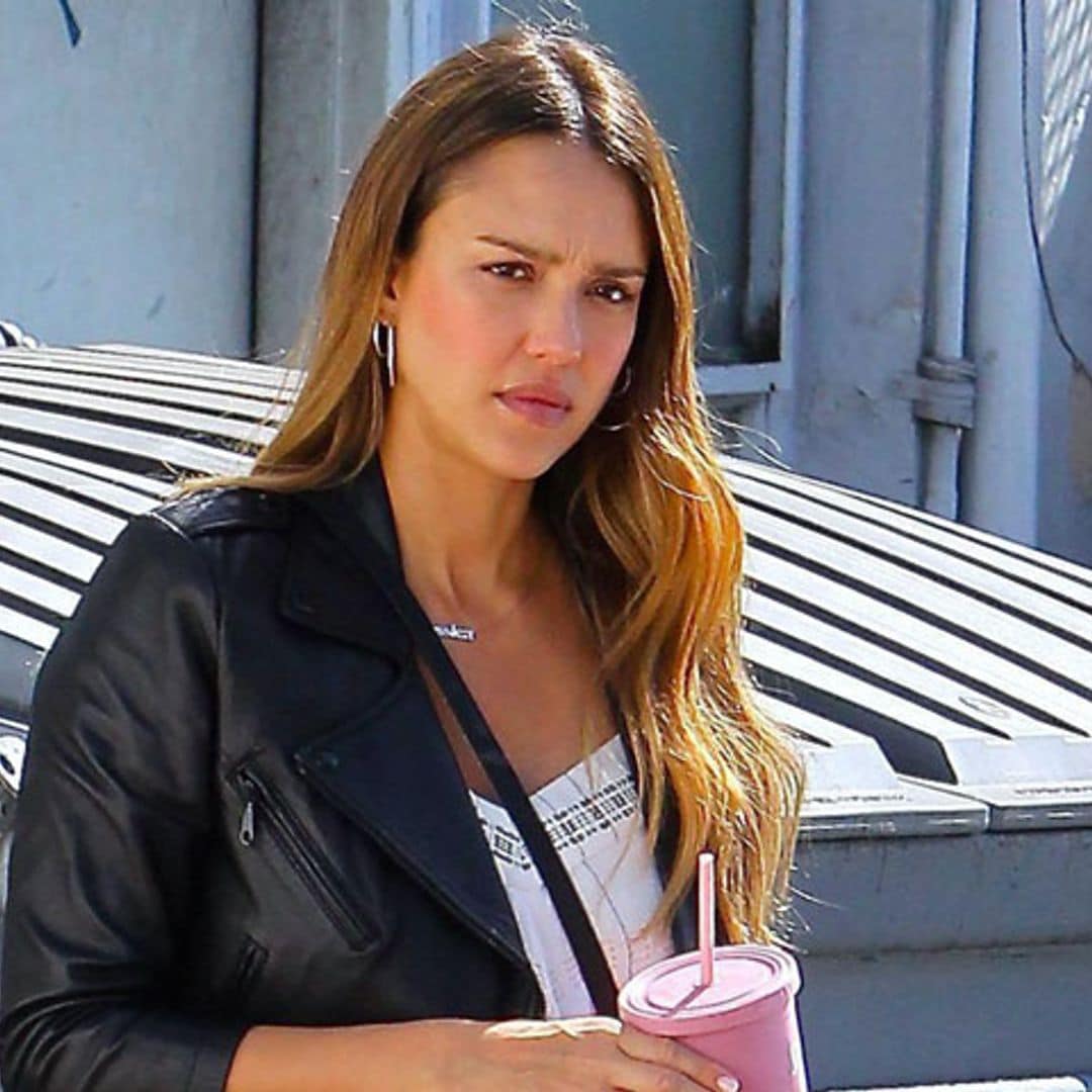 Jessica Alba encuentra su fórmula para no vestir con ropa premamá