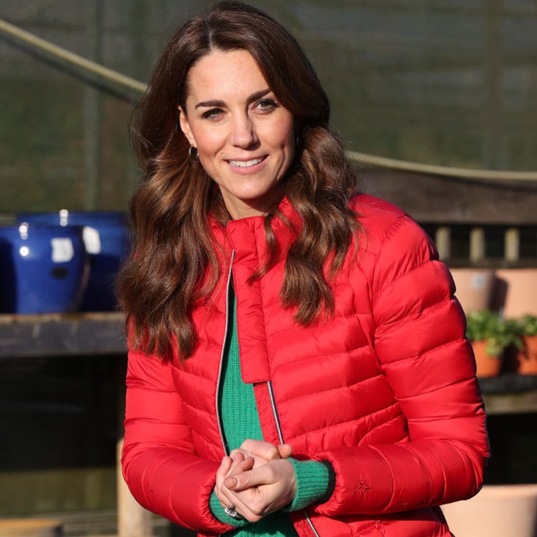 Kate Middleton recupera el abrigo 'puffer' con el que la realeza triunfa desde hace 30 años