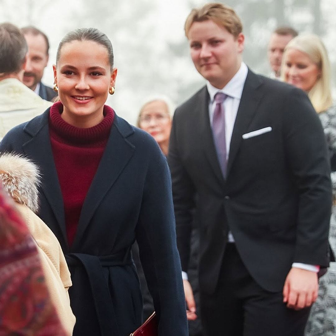 La elegancia de Ingrid de Noruega en la misa navideña con un favorecedor abrigo batín y botas altas