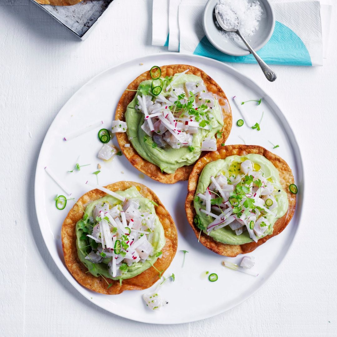 Tostaditas crujientes con aguacate y ceviche