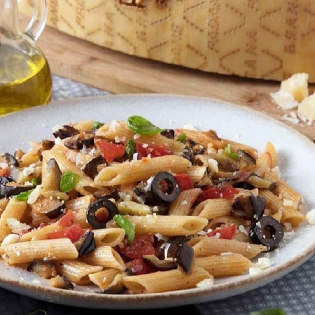 Pasta con berenjenas, aceitunas, tomate y queso Grana Padano