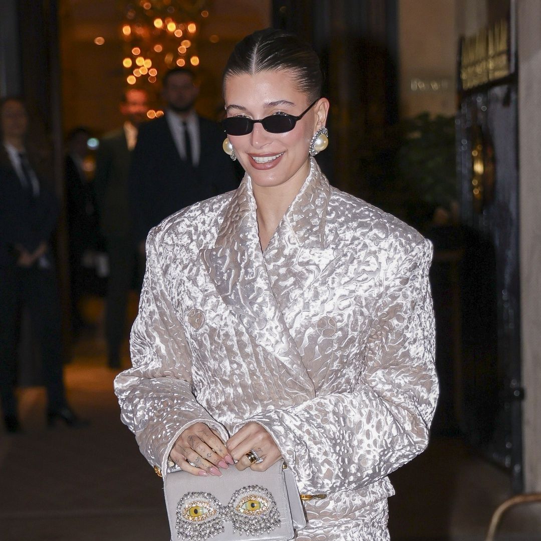 Hailey Bieber deslumbra con un blazer brillante de Schiaparelli en París